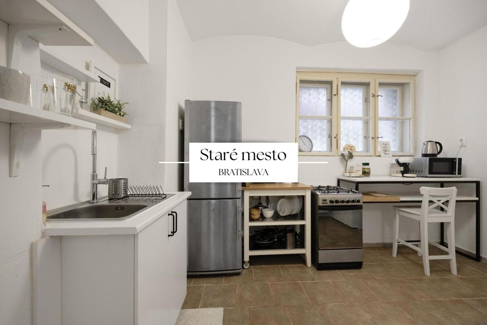 Stylish Historical Apartment + Backyard Bratislava Esterno foto