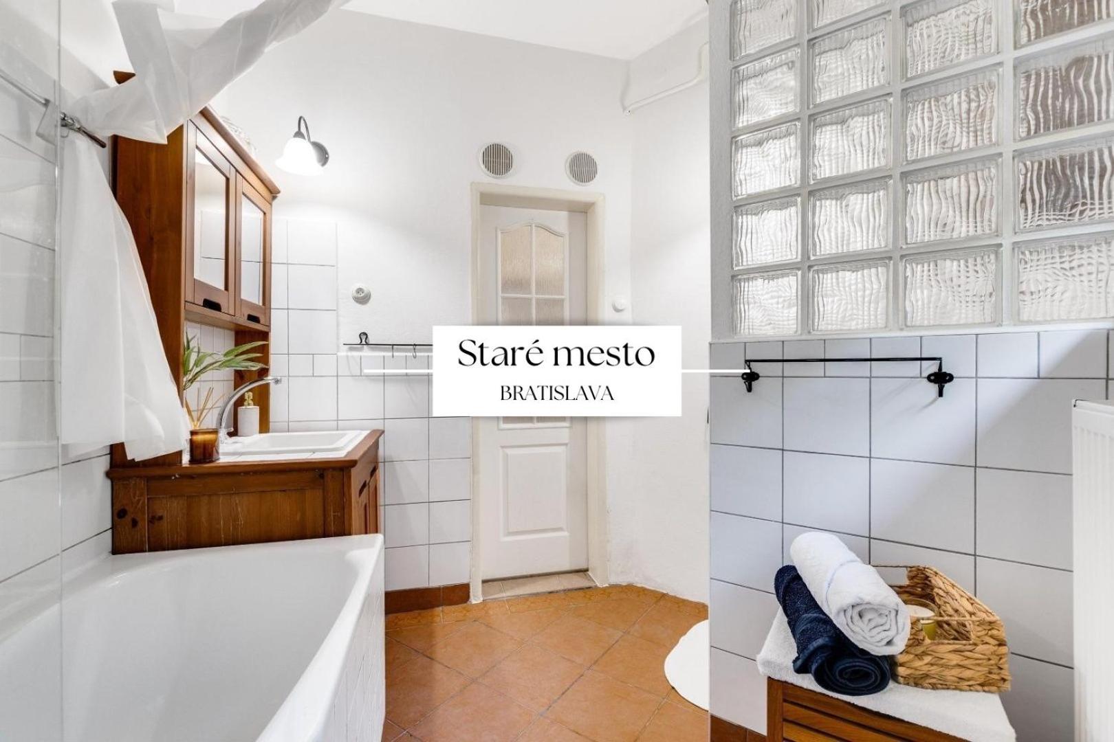 Stylish Historical Apartment + Backyard Bratislava Esterno foto