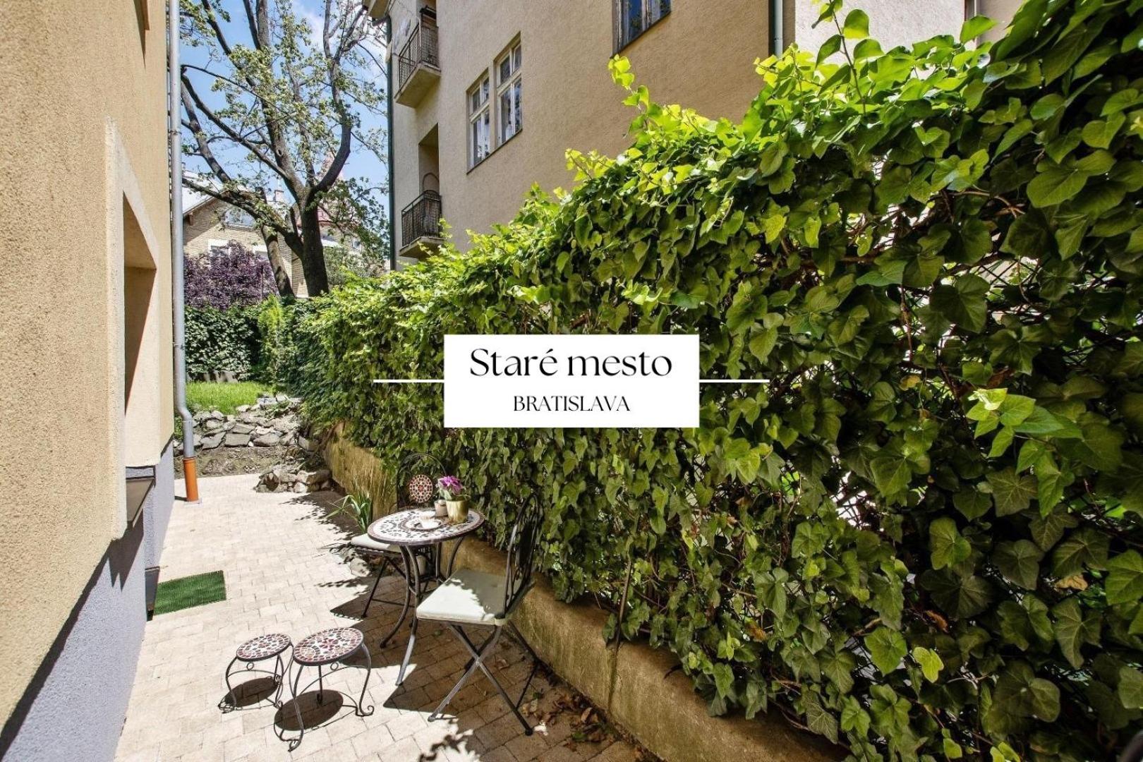 Stylish Historical Apartment + Backyard Bratislava Esterno foto